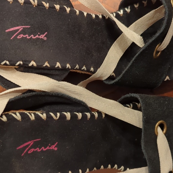 'Torrid' brand wedge sandals with leg ties.      Size 9 - Picture 7 of 8